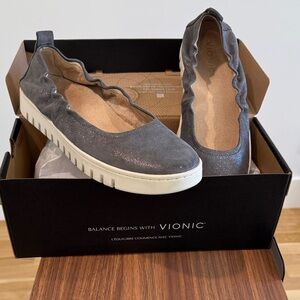 Vionic Women's Metallic Gray Slip-On Ruffle Flats